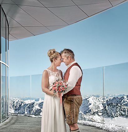 2020_11_3440_Hochzeit_Paar_quer_c_Alexander Haiden