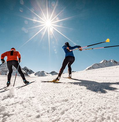 Cross-country skiing on the high-altitude trail on the Pitzal Glacier