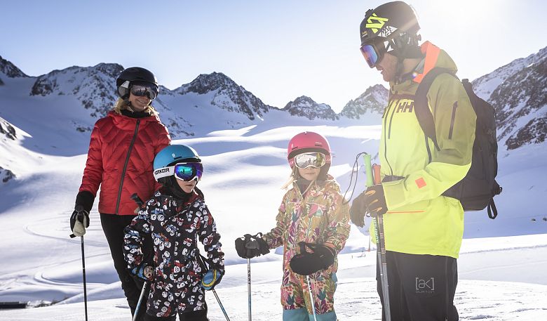 familie-beim-skifahren-am-pitztaler-gletscher-4