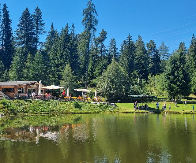 Piller fish pond snack station