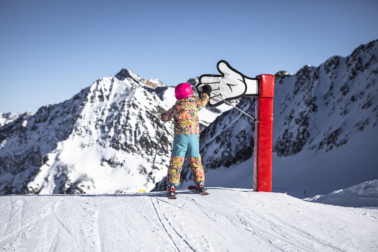 Familie beim Skifahren am Pitztaler Gletscher