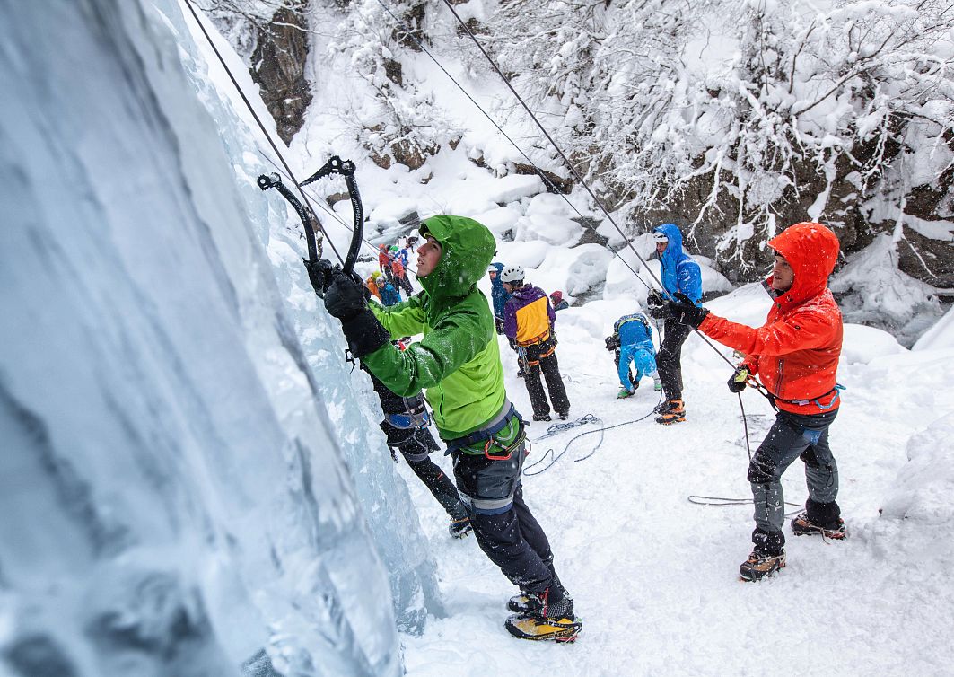 eisklettern-in-der-pitztaler-bergwelt