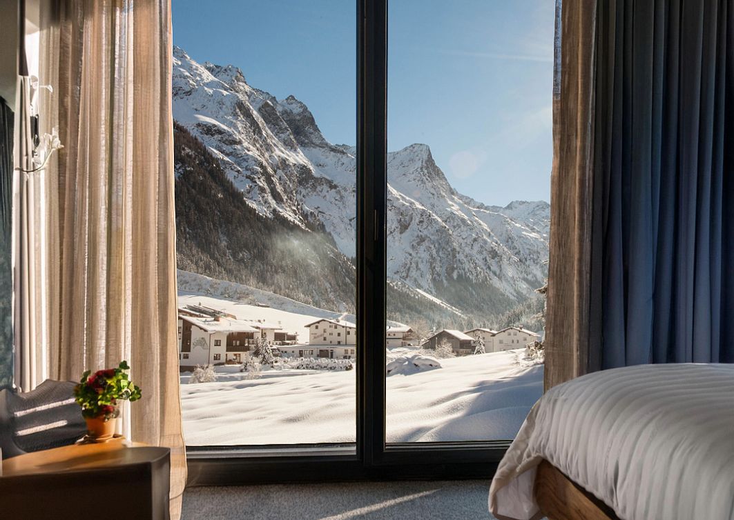 hotelzimmer-mit-ausblick-im-winter-im-pitztal-10