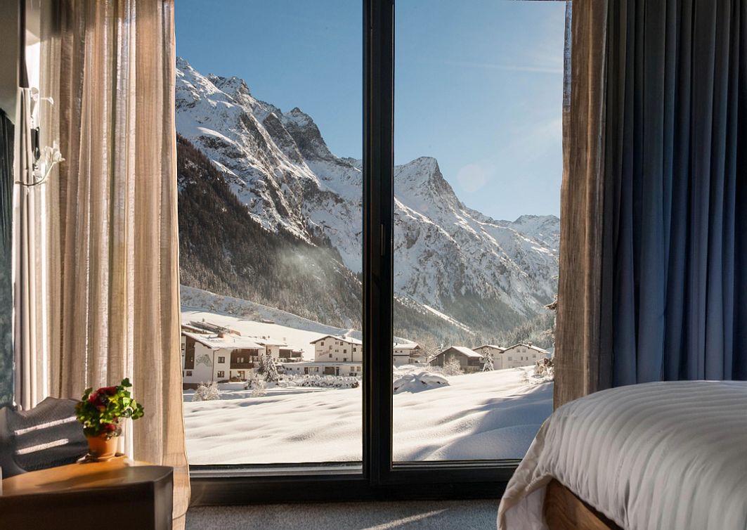 hotelzimmer-mit-ausblick-im-winter-im-pitztal-18