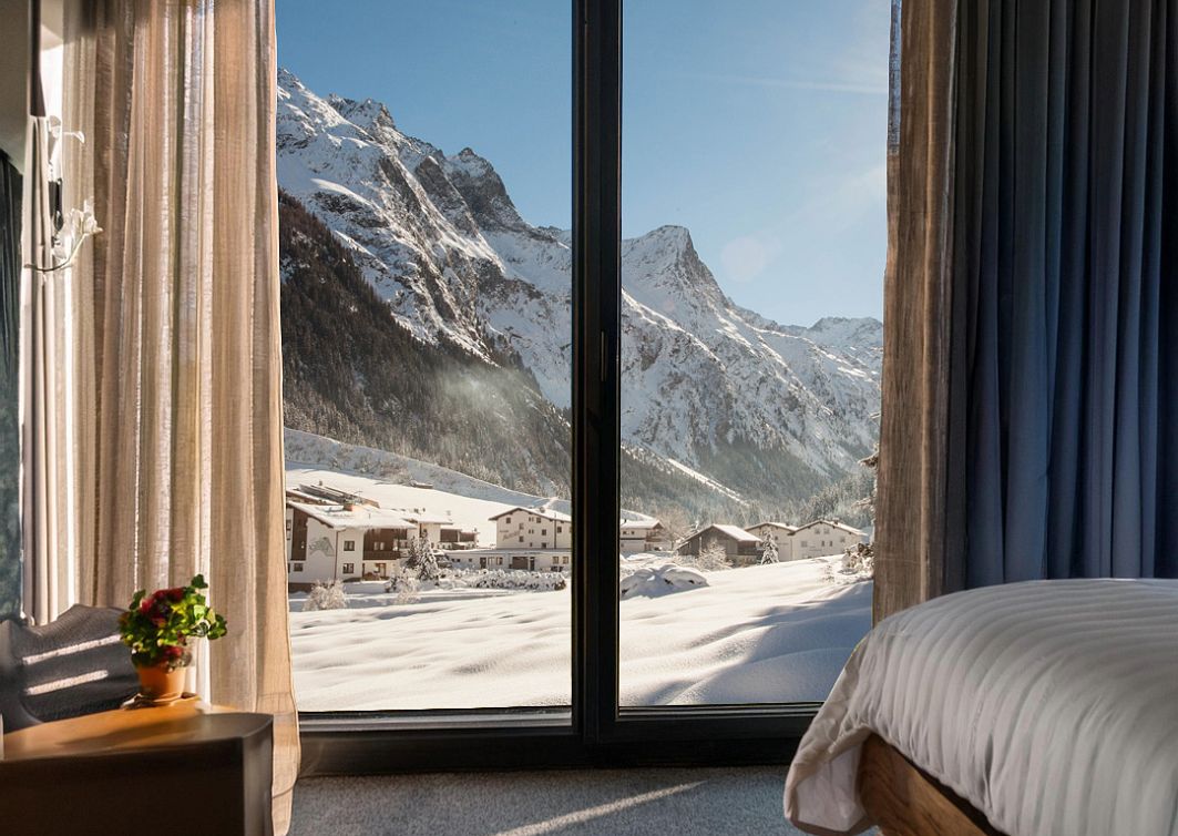 hotelzimmer-mit-ausblick-im-winter-im-pitztal-2