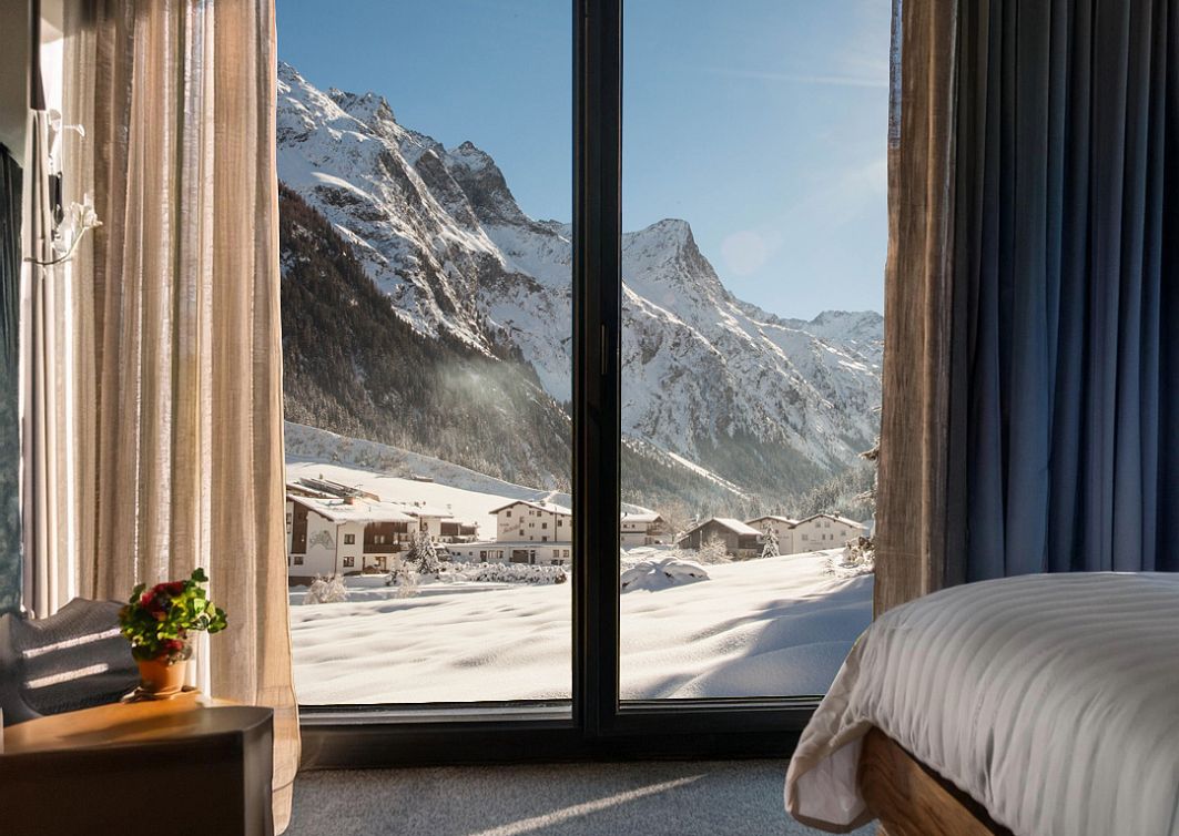 hotelzimmer-mit-ausblick-im-winter-im-pitztal