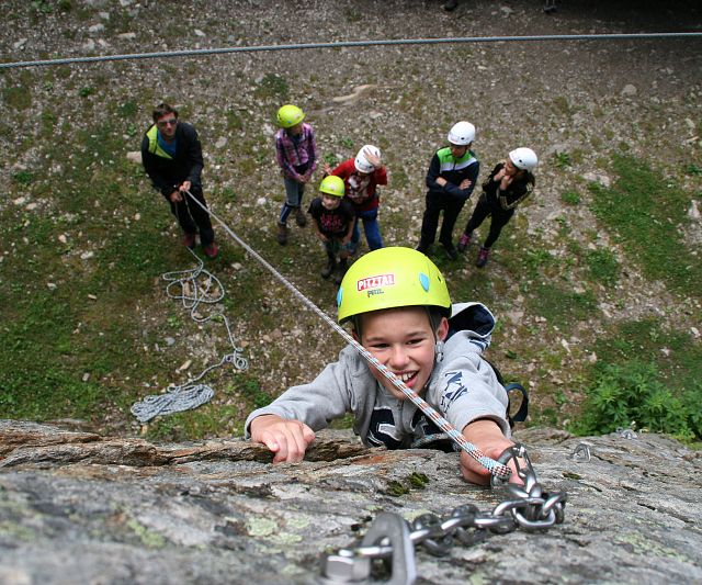 kinderklettern-am-kletterfelsen-jerzens-3