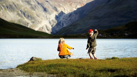 Kinder spielen am Rifflsee