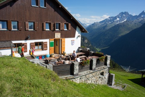 The sun terrace of the Ludwigsburgerhüttte welcomes thirsty mountain bikers after 770 meters of altitude