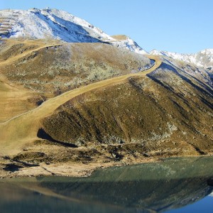 Spiegelung im klaren Rifflsee im Pitztal