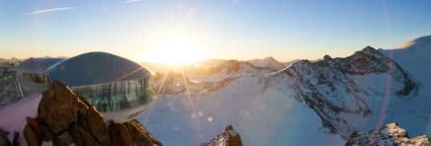 Café 3.440 am Pitztaler Gletscher bei Sonnenaufgang